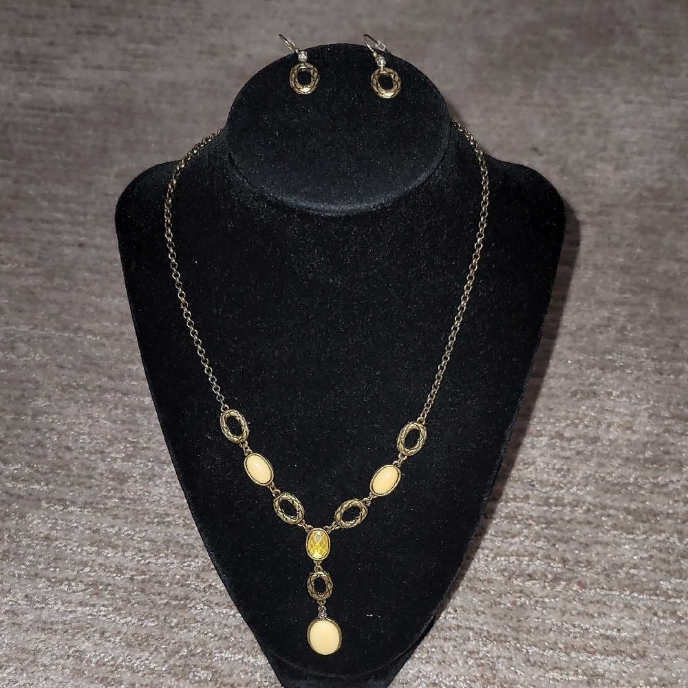 Elegant Gold and Cream Necklace and Earring Set